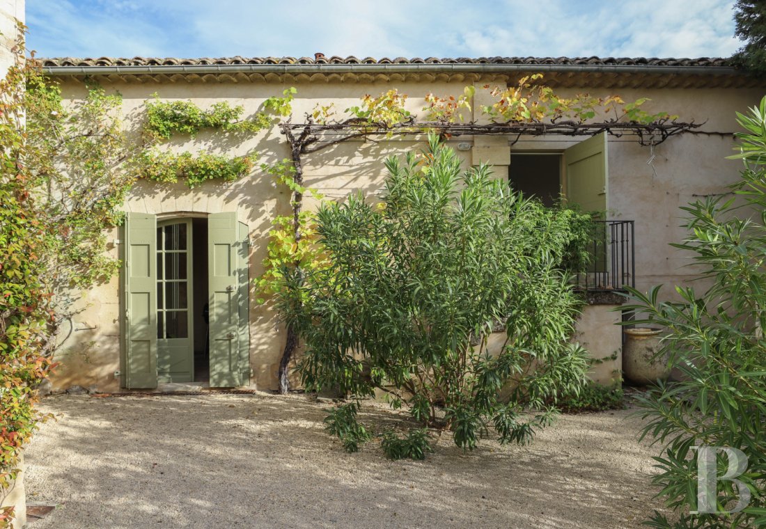 Dans les Alpes-de-Haute-Provence, au sud de Forcalquier, une maison de village traditionnelle et audacieuse - photo  n°42